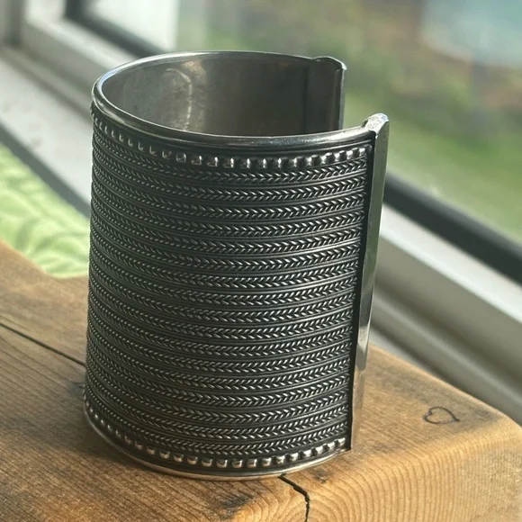 Women’s beautiful silver coloured thick Cuff Bracelet - Picture 4 of 8